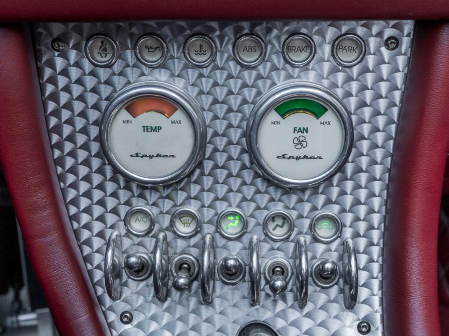 Детали интерьера Spyker C8 Spyder 2006 года  (фото 96 из 131)